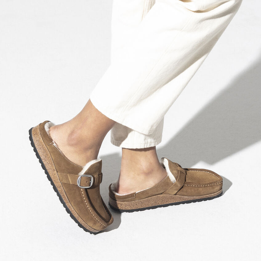 Birkenstock BUCKLEY SHEARLING 1018127 Tea Suede pour Femmes Largeur Étroite - Dealorys